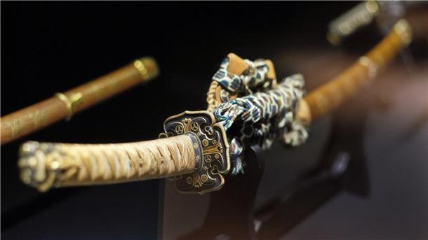 Weil er sich wehren will, greift der Senior zu einem Samurai-Schwert.