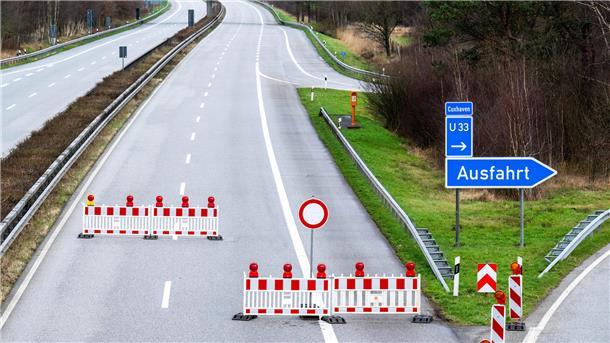 Schwerer Verkehrsunfall auf der A27: 15 Verletzte und Vollsperrung Weil es am Donnerstagabend zu einem Unfall mit vier Fahrzeugen gekommen ist, musste die Autobahn A27 zwischen Hagen und Stotel gesperrt werden (Symbolbild)