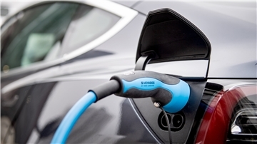 Weil es kaum Ladesäulen gibt, ist der Absatz von Elektrofahrzeugen noch überschaubar. Die CDU-Bürgerschaftsfraktion fordert jetzt ein Ausbauprogramm im öffentlichen Raum.