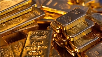 Weil Gold auf dem Weltmarkt in der amerikanischen Währung gehandelt wird, macht ein schwächerer Dollar das Edelmetall günstiger.