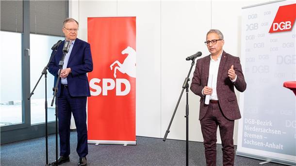 DGB-Bezirkschef Payandeh: Ein falscher Zug, ein neues Leben Weil (l) sagt, über die Jahre sei Payandeh zu einem Freund geworden. (Archivbild)