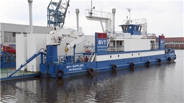 Eine Fähre auf dem Wasser.