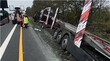 Weil sich dieser Transporter festgefahren hatte, musste die Autobahn am Freitag zwischen Nordholz und Cuxhaven-Altenwalde für mehrere Stunden gesperrt werden.