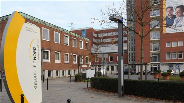 Starker Anstieg: Immer mehr Patienten aus Bremerhaven füllen Bremer Klinik Schautafel vor Gebäude.