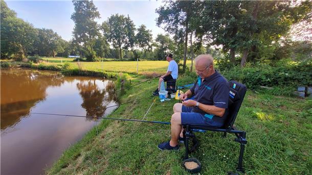 Weil’s gemeinsam mehr Spaß macht: Ewald Skebe (rechts) und Kai Bunke beim Angeln an Eibs Teich, dem vereinseigenen Gewässer des ASV Nordholz.