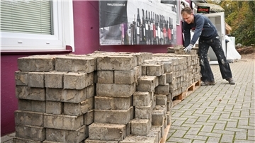 Weinhändler Jan Ahlfeld muss derzeit kräftig mit anpacken. Er will seine Verkaufsfläche am Langener Standort vergrößern, um unabhängiger von Veranstaltungen zu werden.