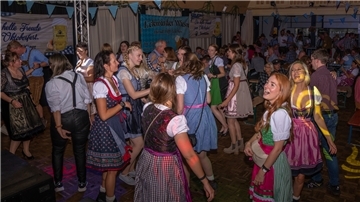 Weiß-blaue Gaudi im Eckwarder Hof: 200 Besucher feierten wie auf dem Oktoberfest.