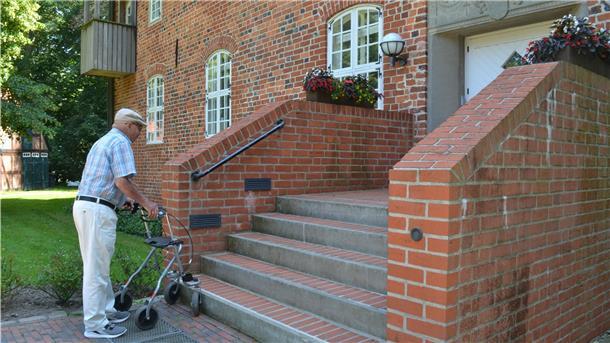 Weiter geht’s nicht mit Rollator: Karl-Heinz Stoessel vor der Hagener Burg. Jetzt will der Kreis einen Treppenlift und einen Fahrstuhl in der Burg installieren.
