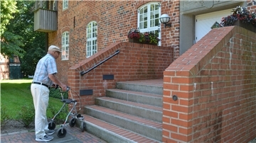 Weiter geht’s nicht mit Rollator: Karl-Heinz Stoessel vor der Hagener Burg. Jetzt will der Kreis einen Treppenlift und einen Fahrstuhl in der Burg installieren.