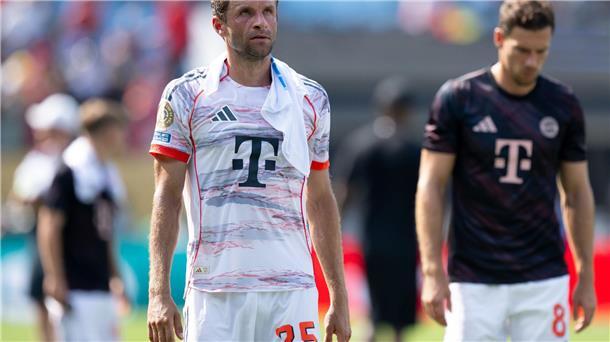 Müller kontert Mentalitätsfrage: „Sind wir in Dortmund?“ Weiter geht’s: Thomas Müller nach dem Spiel mit einem kühlenden Handtuch im Nacken.