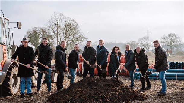 Weitere Grundstücke im Baugebiet „Hof Eckhoff“ werden erschlossen: Vertreter der Stadt Geestland und der beteiligten Firmen beim symbolischen Spatenstich auf dem Gelände in Bad Bederkesa.