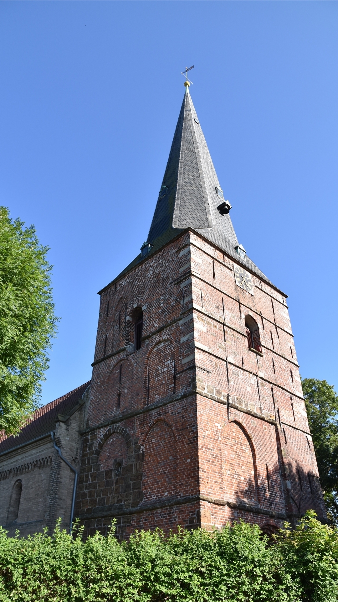 Weithin sichtbar reckt sich der Turm der Sankt-Hippolyt-Kirche in den Himmel über Blexen. Sie steht am höchsten Ort in der Gegend.