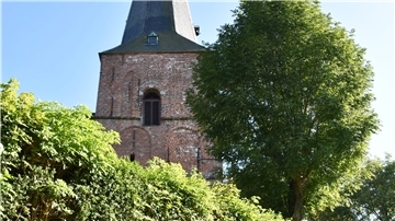 Weithin sichtbar reckt sich der Turm der Sankt-Hippolyt-Kirche in den Himmel über Blexen. Sie steht am höchsten Ort in der Gegend.