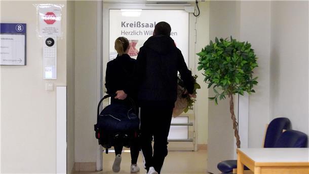 Schließung der Geburtsklinik Varel? Es droht ein Sterben auf Raten Bild einer jungen Familie auf dem Weg in den Kreißsaal eines Krankenhauses