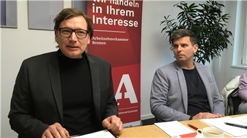 Zwei Männer am Tisch