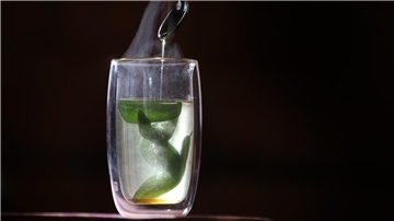 Ein Glas mit Salbeitee