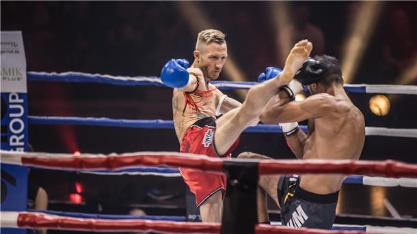 Weltmeister müssen gelenkig sein: Pascal Schroth setzt den Highkick und trifft Levan Guruli am Kopf. Die Verteidigung des Griechen kommt zu spät. Durch einen solchen Tritt gewann der Bremerhavener seinen WM-Kampf. 