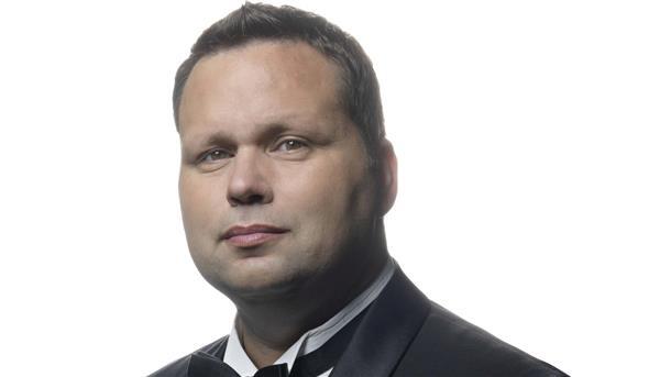 Weltstar Paul Potts singt in der Stadthalle Friedeburg.