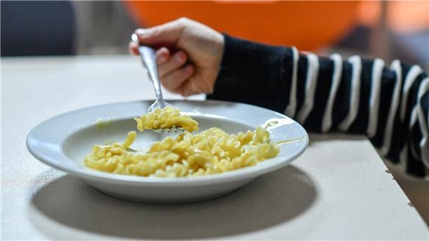 Ernährungsarmut: Wenn der Kindergeburtstag ausfällt Wenig Einkommen heißt meist auch weniger Geld für Lebensmittel.