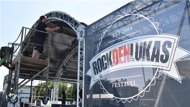 Wenige Stunden vor dem Auftakt des Festivals legt das RDL-Team letzte Hand an die Bühnentechnik, damit alles funktioniert.