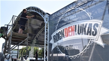 Wenige Stunden vor dem Auftakt des Festivals legt das RDL-Team letzte Hand an die Bühnentechnik, damit alles funktioniert.