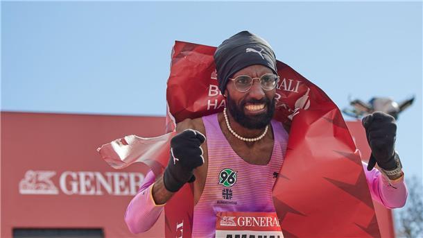 Deutscher Rekord beim Halbmarathon in Berlin Weniger als eine Stunde brauchte Amanal Petros am Sonntag für den Halbmarathon in Berlin. Damit gelang ihm ein deutscher Rekord.