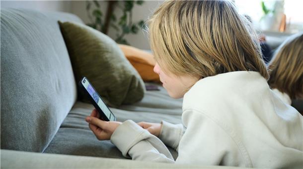 Handy-Verbot am Abend lässt Teenager besser schlafen Weniger Handynutzung am Abend bringt Jugendlichen mehr Schlaf.(Symbolbild)