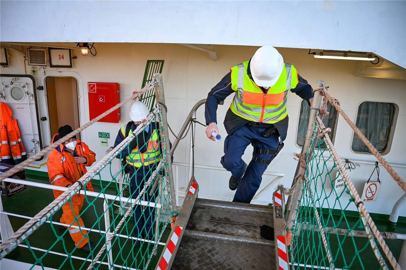 Wenn alles gut läuft, dauert eine Kontrolle auf dem Schiff nur fünf Minuten. Vor...