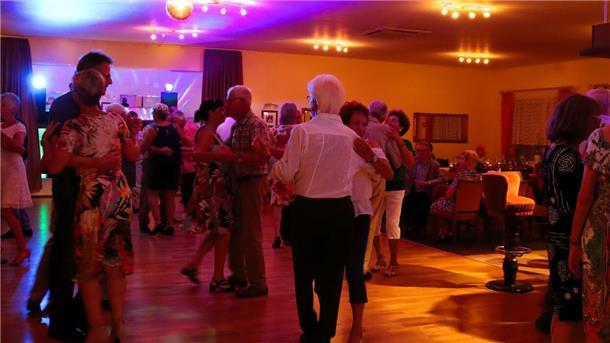 Wenn Bernd Lunscher im Landgasthof Klee auflegt, dann füllt sich die Tanzfläche. Seit acht Jahren legt der DJ aus Ritterhude regelmäßig in Westertimke auf. Die Besucher nehmen zum Teil weite Wege in Kauf, um dort zu tanzen.