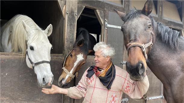Der Gnadenhof „Pferdeoase“ in Ovelgönne sucht dringend einen Nachfolger mit Herz Mann mit drei Pferden am Stall