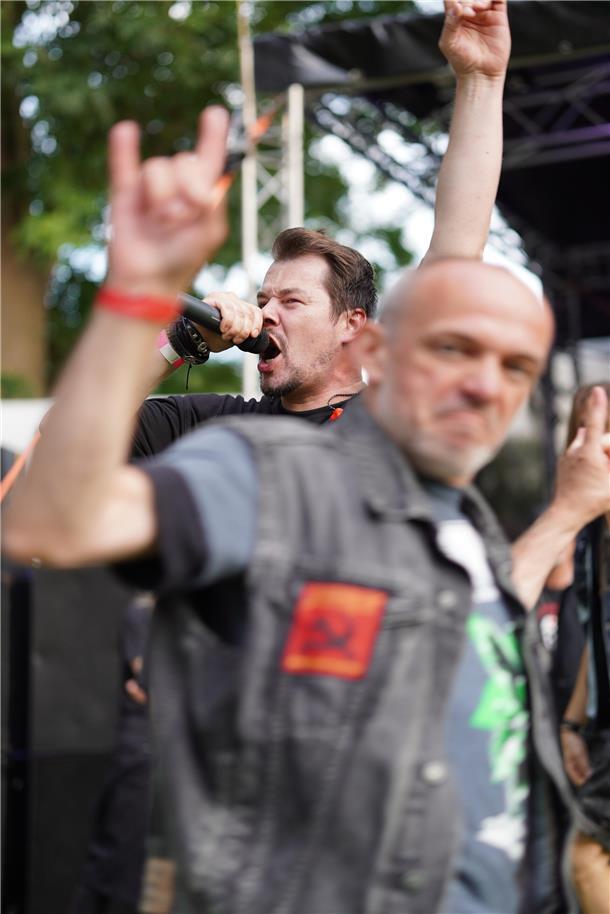 Wenn der Frontmann von Head Gear vor der Bühne growlt, bleibt er nicht lange all...