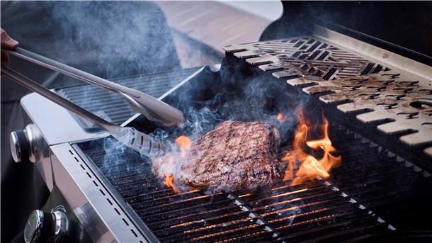 Wenn der Grill seine Höchsttemperatur erreicht hat, legt der Grillmeister das Steak auf den Rost. Nach ca. 30 bis 45 Sekunden sollte sich das Fleisch vom Rost lösen. Das ist für ihn das Zeichen zum Wenden. Um das beliebte Rauten-Grillmuster zu erzeugen, verändert der Cuxhavener dabei den Winkel von 10 Uhr auf 14 Uhr. Insgesamt soll jede Seite nur etwa anderthalb Minuten bei hoher Temperatur gegrillt werden, aber innerhalb dieser Zeit wendet er das Steak mehrfach.