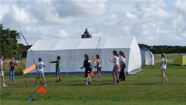 Wenn der Himmel mal trocken blieb, spielte sich das Leben im Neuwerker TSV-Camp natürlich draußen ab.
