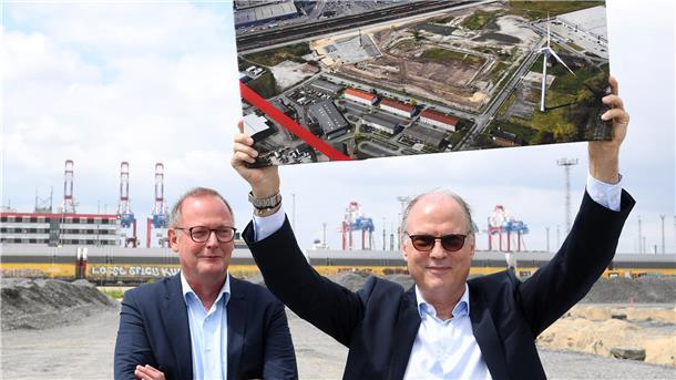 Wenn der Unternehmer jubelt, freut sich der Wirtschaftsförderer: Werner Berger bekam von Nils Schnorrenberger ein Luftbild vom künftigen Firmenareal geschenkt. Die Mafi & Trepel Technology GmbH will im Frühjahr 2022 mit der Produktion beginnen.