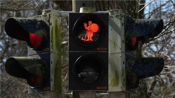 Wikinger rennt, Wikinger steht Wenn der Wikinger steht und sein Schild in der Hand hält, muss man auch stehen bleiben.