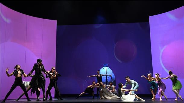 (Renan Carvalho, Tin-Yu Tsai, Stefano Neri und Ballett-Ensemble