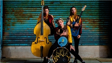 Wenn die drei schwedischen Schwestern, die zusammen das Trio Baskery bilden, spielen, geht die Post ab. Auf sie freut sich Oliver Peuker besonders.