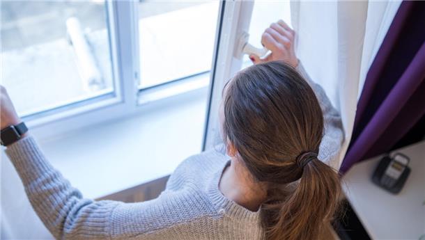 Wenn die Fenster zum Lüften geöffnet werden, sollte die Heizung ausgeschaltet werden. Ansonsten heizt man nur verstärkt warme Luft ins Freie.