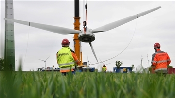 Wenn die Windkraftanlagen in Nordenham erneuert werden würden, ließe sich damit der Strombedarf der Haushalte in der Stadt decken, rechnet Energiewissenschaftler Professor Dr. Carsten Fichter.
