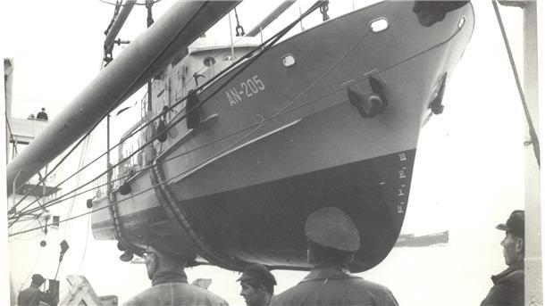 Wenn ein Boot zu Wasser gelassen wird, gibt es immer etwas zu schauen.