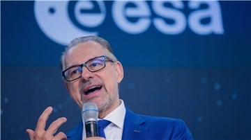 Wenn eine Nation Anti-Satellitenwaffen einsetze, erzeuge dies Trümmer, die auch eigene Satelliten gefährdeten, sagt Esa-Chef Josef Aschbacher.