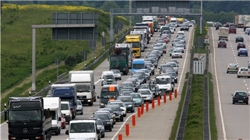 Wenn eine Spur endet, sollten sich alle Autofahrer an das Reißverschlussverfahren halten - sonst staut es sich schnell.