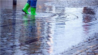 Wenn es kräftig regnet, dann steht mancherorts in Bülstedt das Wasser auf Hofeinfahrten und Straßen (Symbolfoto).