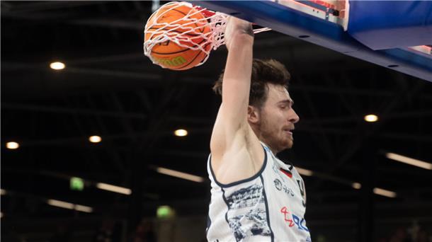 Ein Basketballer der Eisbären Bremerhaven macht einen Dunking.