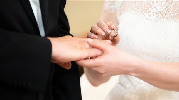 Ifo: In der Ehe schrumpfen Einkommen von Frauen deutlich Wenn Frauen heiraten, sackt ihr Einkommen oft ab. (Symbolbild)