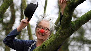 „Wenn ich die rote Nase im Gesicht trage, ist es eigentlich ganz leicht, das Verhaltensmuster zu ändern“, sagt Sabine Bruns alias Gwendolina.