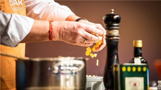 Wenn Kochen und Gesundheit Hand in Hand gehen: Sporthochschulprofessor Ingo Froböse und WDR-Koch Helmut Gote waren zu Gast in Bremerhaven.