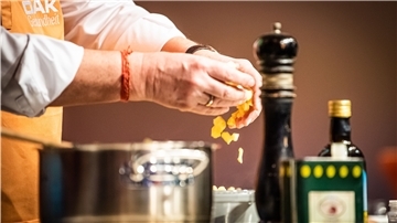 Wenn Kochen und Gesundheit Hand in Hand gehen: Sporthochschulprofessor Ingo Froböse und WDR-Koch Helmut Gote waren zu Gast in Bremerhaven.