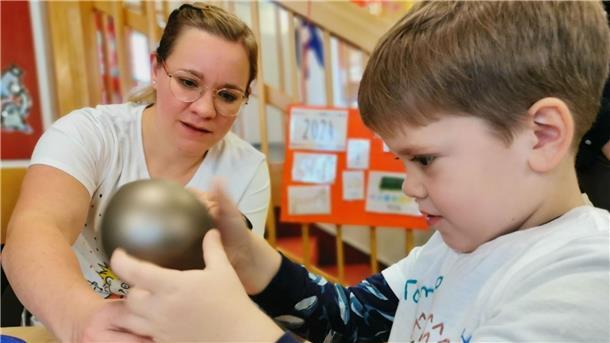 Forschertag im Nordenhamer Kindergarten Mitte: Darum ging es dieses Mal Ein Junge experimentiert mit einer Erzieherin. Sie bauen einen Feuerlöscher.