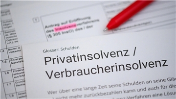 Viele Menschen leben finanziell am Limit, 2023 rechnen Schuldnerberatungsstellen mit einem Ansturm. Oft ist eine Privatinsolvenz die Loesung. Christian Gutschke hat den Schritt bereits gemacht.